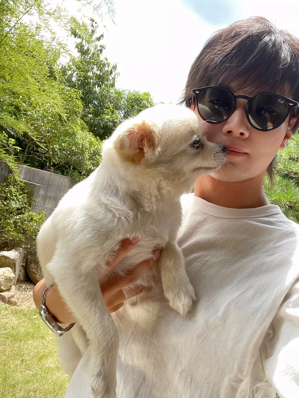 子犬を抱く石川ハルト